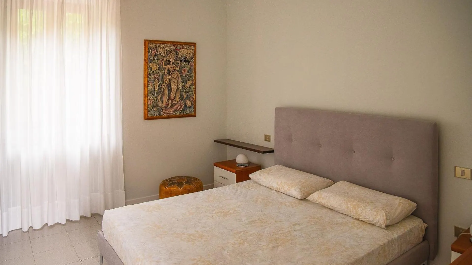 Casa Margherita Angera 0*,  İtalya